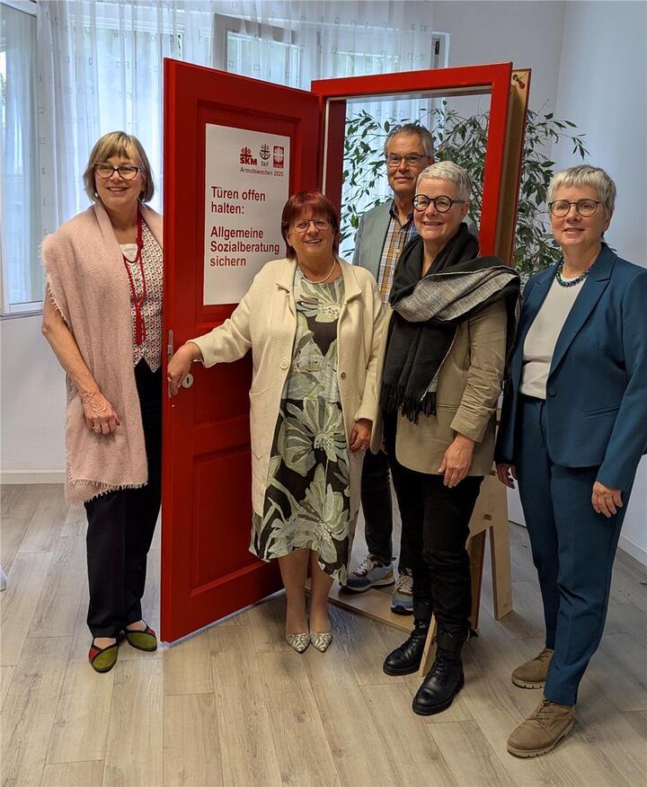 (v.l.): Eva Maria Welskop-Deffaa, Deutscher Caritasverband; Hildegard Eckert, SkF Mainz; Stephan Buttgereit, SKM Bundesverband; Nicola Adick; Caritasverband Mainz und Yvonne Fritz, SkF Gesamtverein.
Bernd Eßling