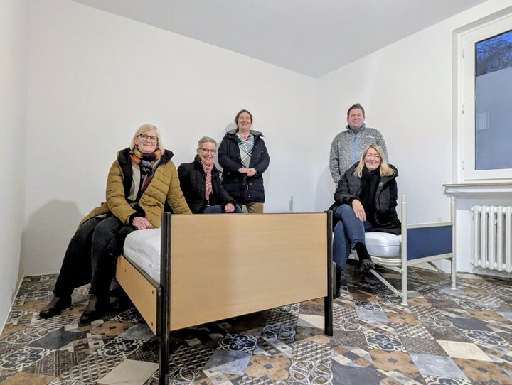 Ein Bild von der Unterkunft für wohnungs- und obdachlose Frauen in Minden (Bildnachweis: Stadt Minden).

Personen auf dem Bild (v.l.n.r.): Susanne Leimbach (Sozialdienst katholischer Frauen), Elke Entgelmeier (Diakonie Stiftung Salem), Daniela Giannone (Erste Beigeordnete Stadt Minden), Sebastian Siek (Diakonie Stiftung Salem), Tanja Unruh (Hexenhaus).