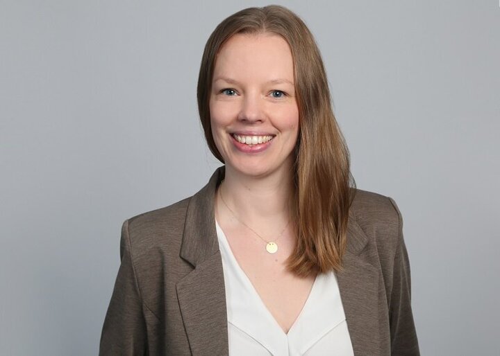 Larissa Jakobsmeyer ist Referentin für Schuldnerberatung beim Caritasverband für das Erzbistum Paderborn.
(Foto: cpd / Verena Neuhaus)