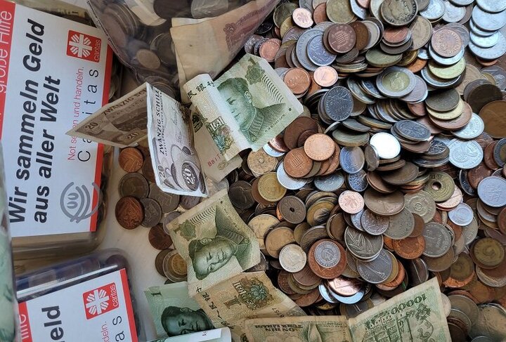 Restgeld aus dem Urlaub und alte Währungen wie die D-Mark sammelt die Caritas, um Kindern die Teilnahme an Ferienfreizeiten zu ermöglichen.